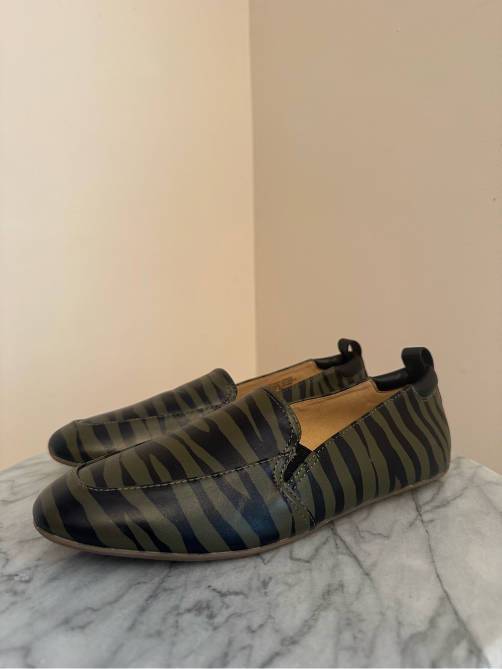 Talbots Jessie Gore Zebra Nappa Loafers Women’s Size 7 Leather Slip On Flats - Picture 3 of 7